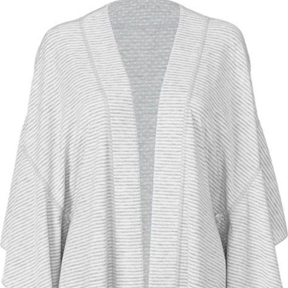 NEW| CAbi 5846 ATC Gray Cape - Picture 3 of 4